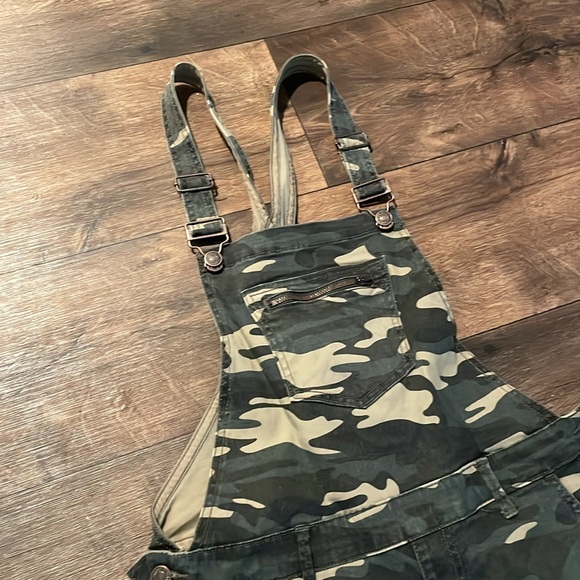 Forever 21 Camo Skinny Jean Overalls Size Medium - Picture 4 of 7
